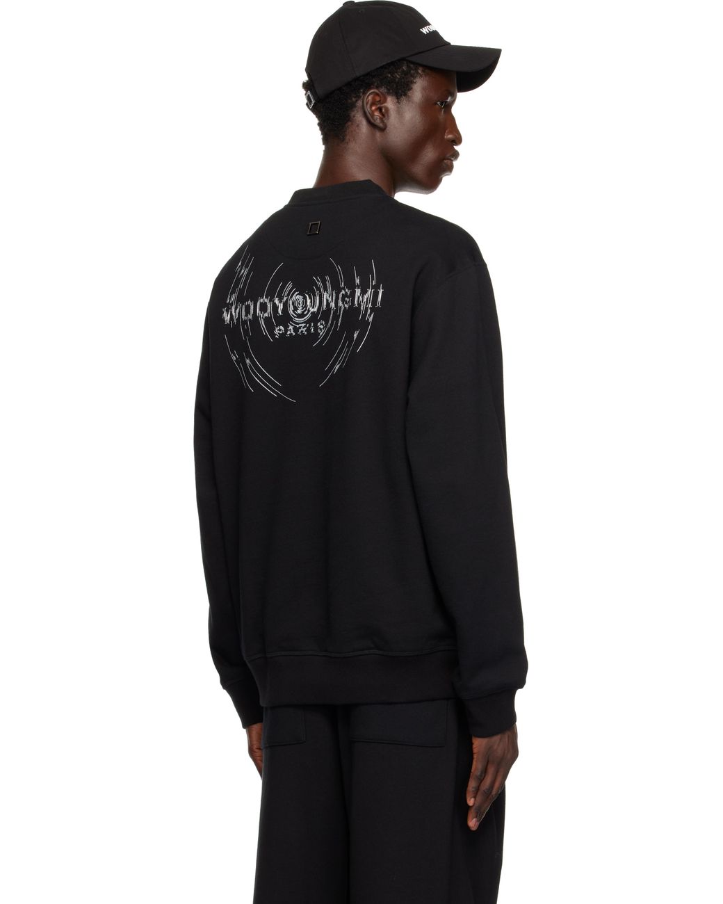 【WOOYOUNGMI】ブラック メタリック グラフィックTシャツ メンズ WOOYOUNGMI ブラック メタリック グラフィックTシャツ