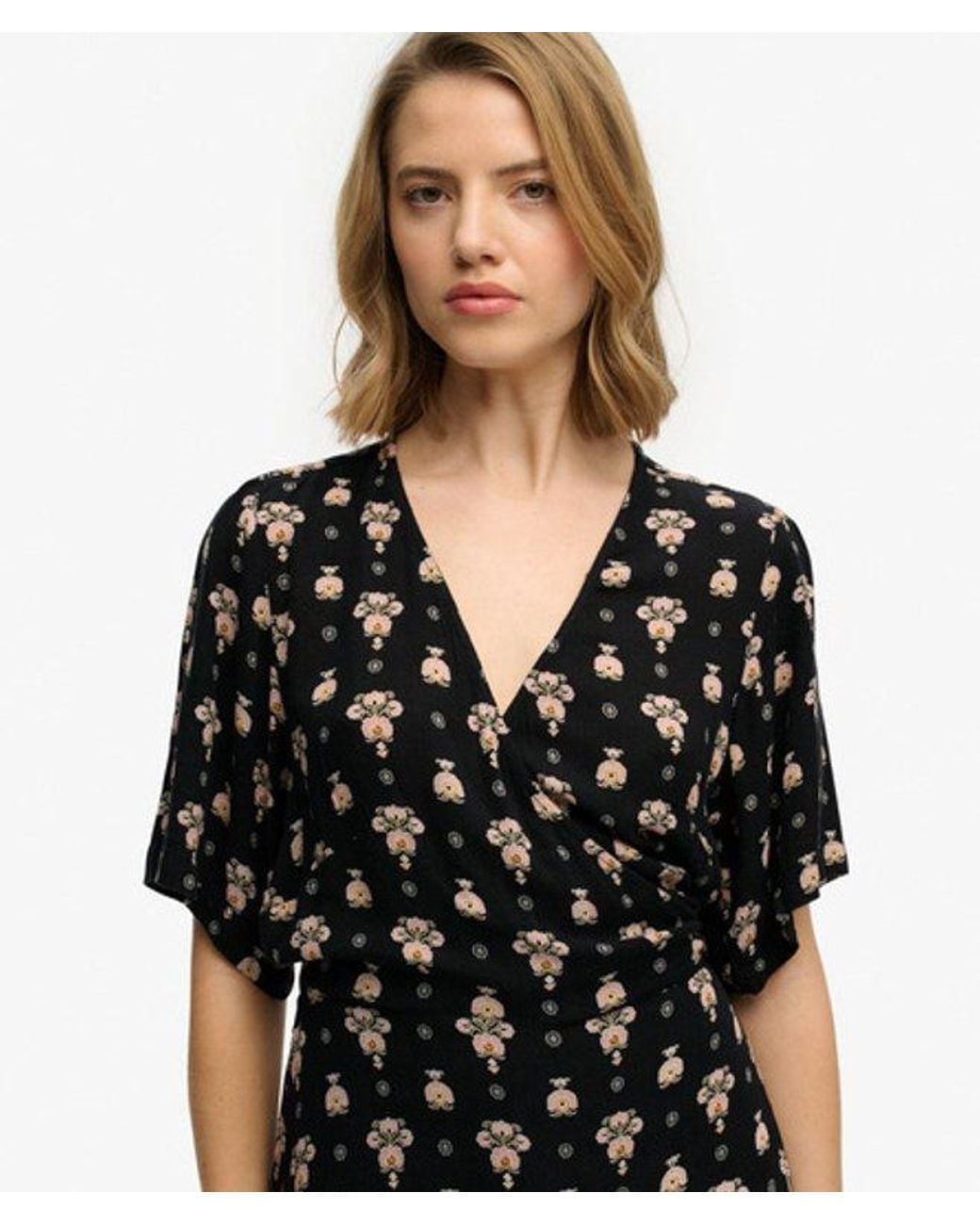 Superdry Bedrukte Midi Wikkel Jurk in het Black