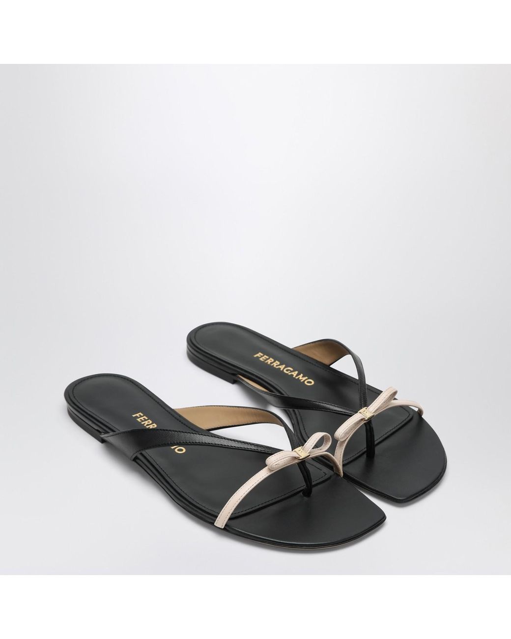 サンダル・ミュール Ferragamo Mini Bow Black Nude Flip-Flops Ferragamo Mini Bow Flip-Flop And Powdery Regular Fit in