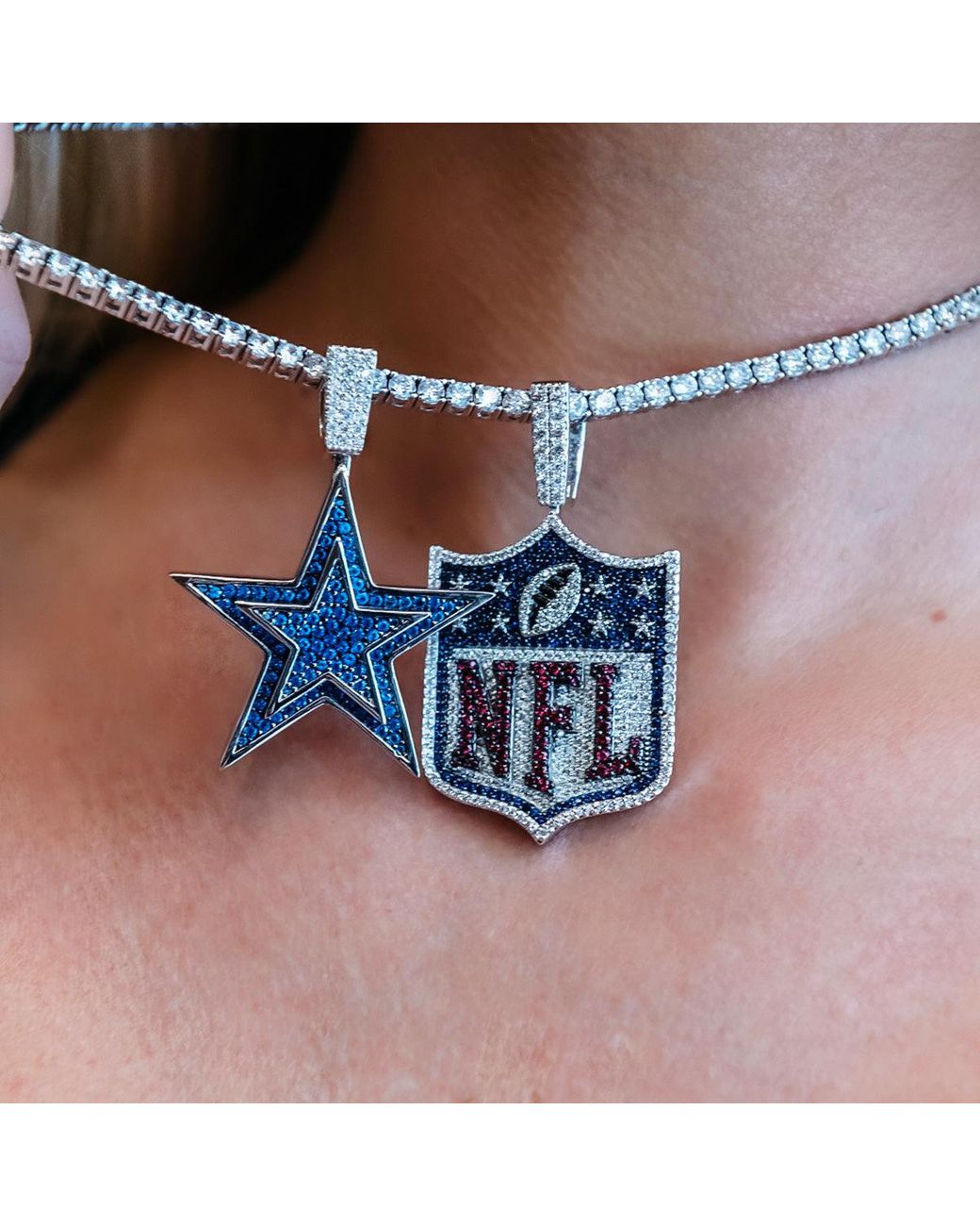 Dallas Cowboys Forever Womens NFL Infinity-Shaped Pendant Necklace With  Crystals