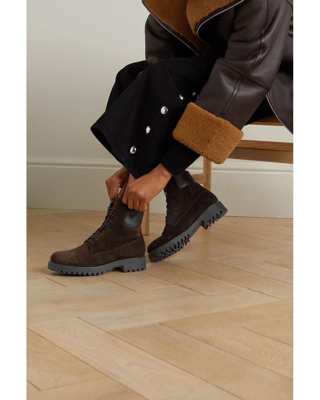 【関税込み】TOTEME ブラウン Husky ブーツ TOTEME The Husky Leather-trimmed Suede Ankle Boots in Brown