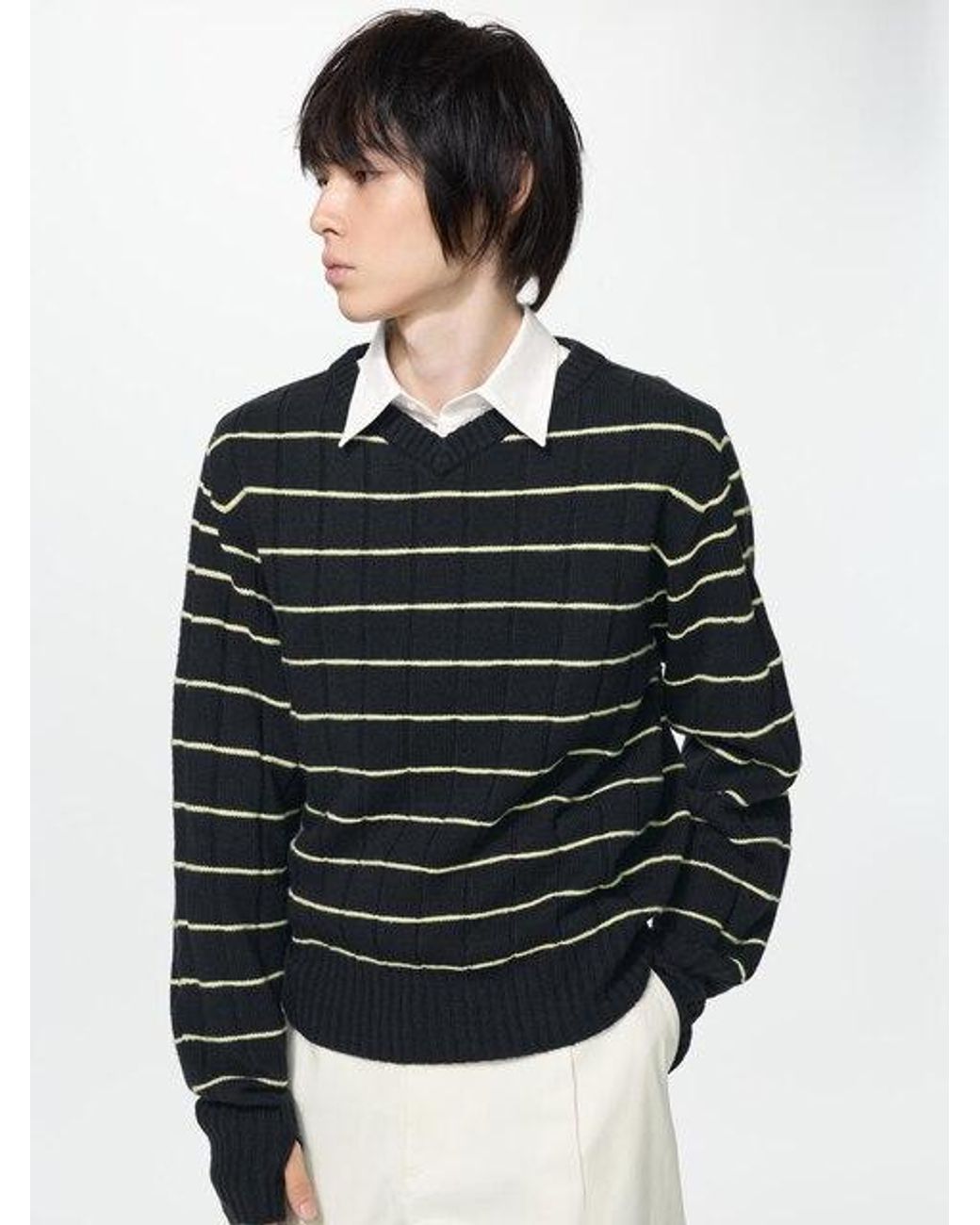 Uniqlo Black 3D Knit Seamless V Neck Jumper (Striped)
