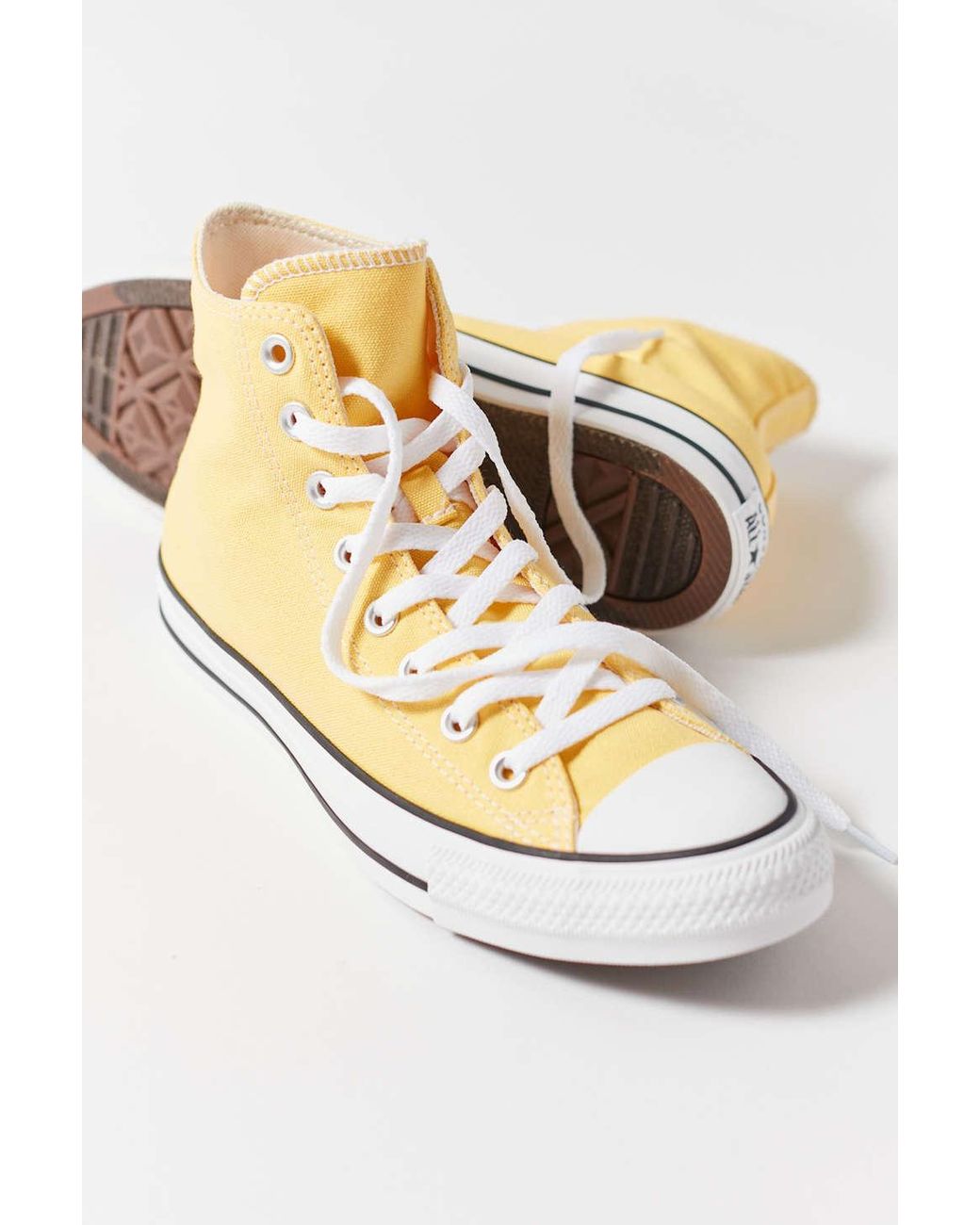 los padres de crianza Broma Embotellamiento Converse Chuck Taylor All Star Seasonal Color High Top Sneaker in Yellow |  Lyst