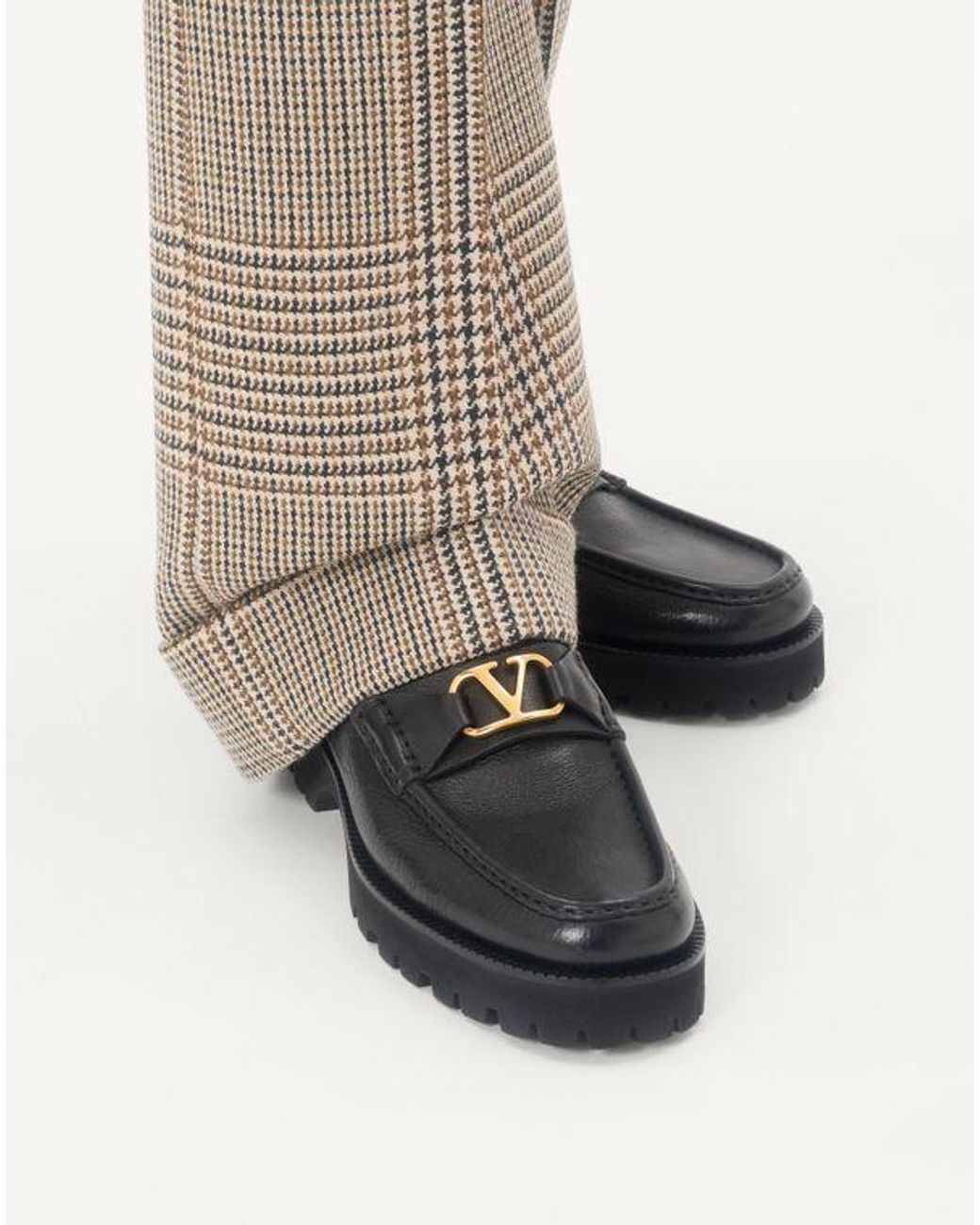 メンズ Valentino Garavani Vロゴ シグネチャー バッファロー ローファー White