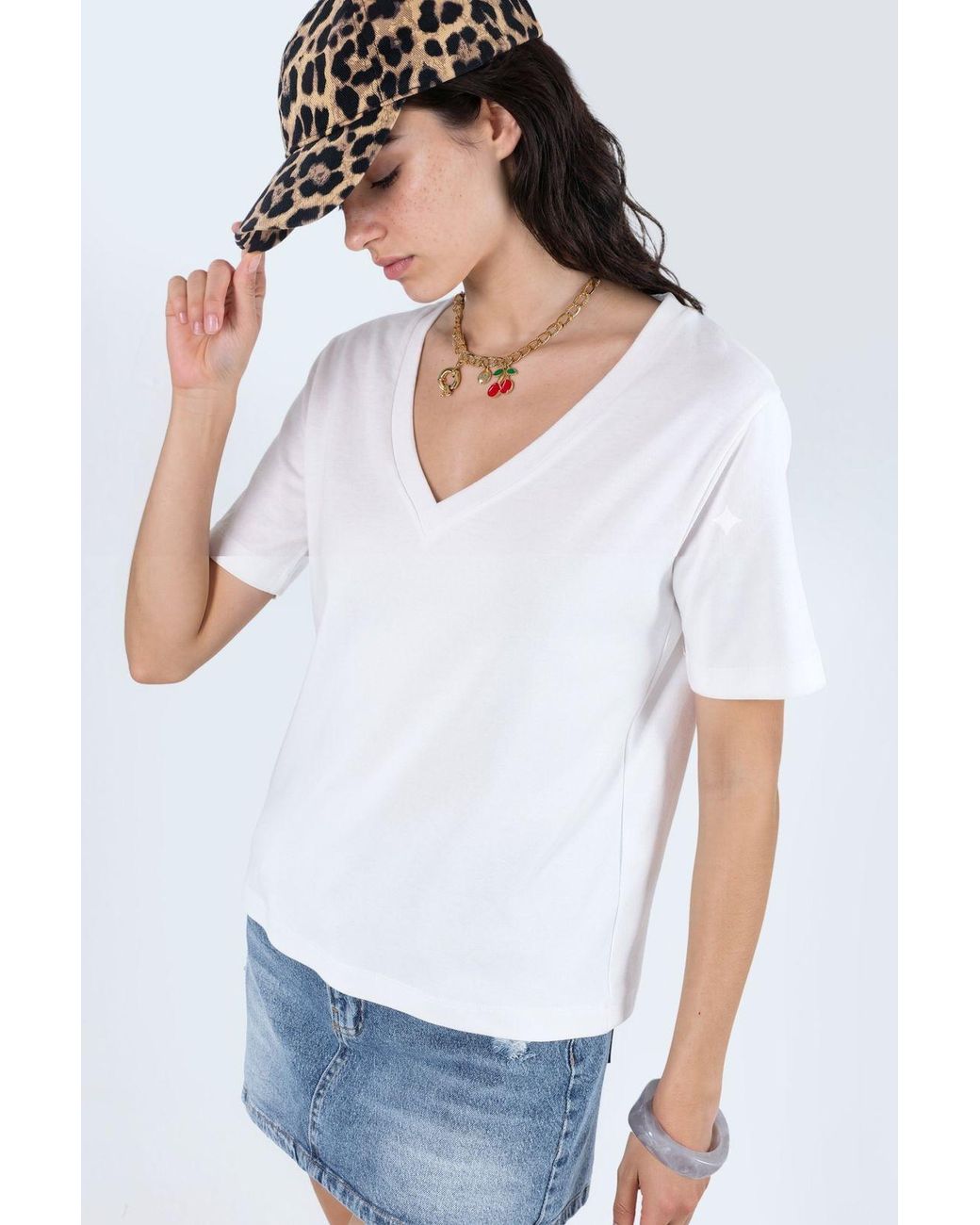 Busem White V-Neck Solid Regular Fit Cotton T-Shirt