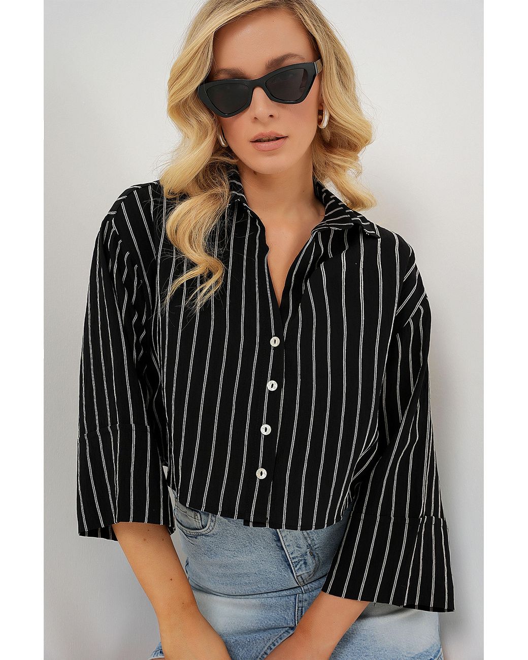 Bigdart Black Oversized Striped Cropped Shirt With Button Closure