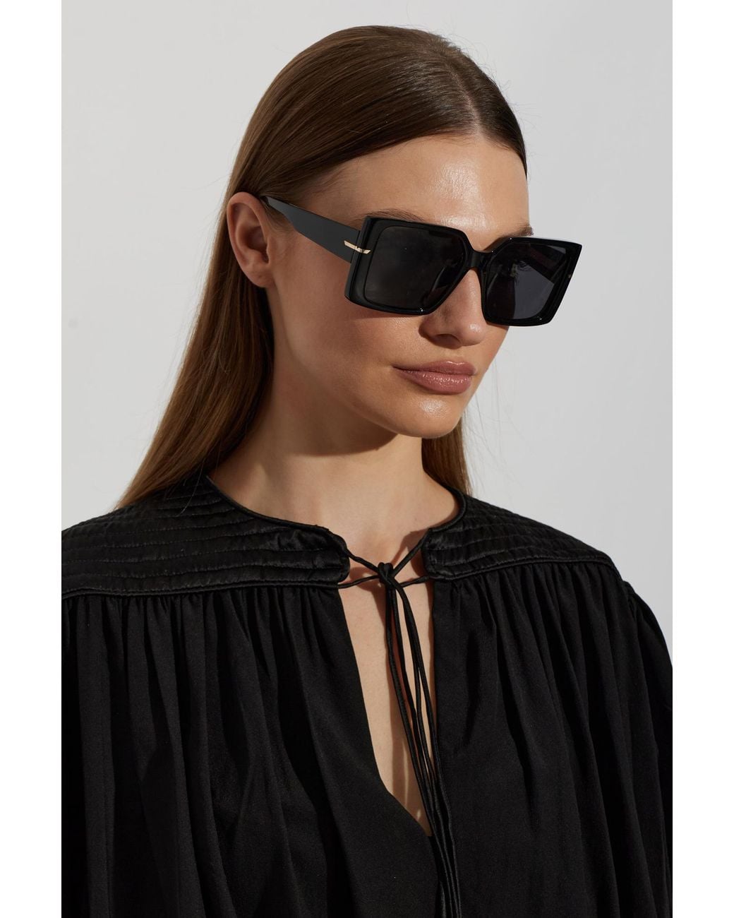 Victoria Beckham Black Geometric Sunglasses With A Bold Square Frame