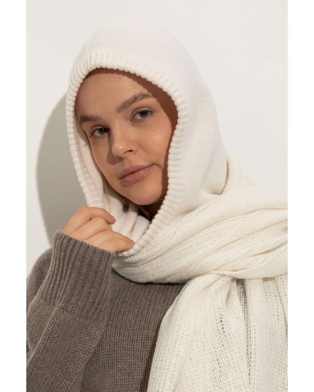 Lisa Yang White Cashmere Hood "Astri"