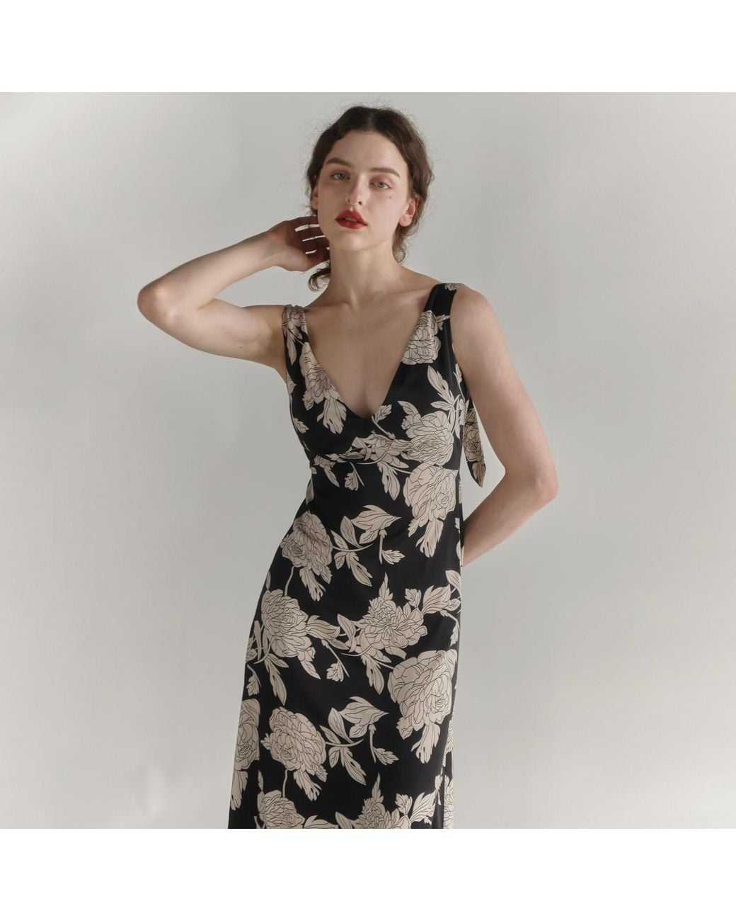 Belsize25 Black Sicily Day & Night – Floral V-Neck Satin Midi Dress With Flowers