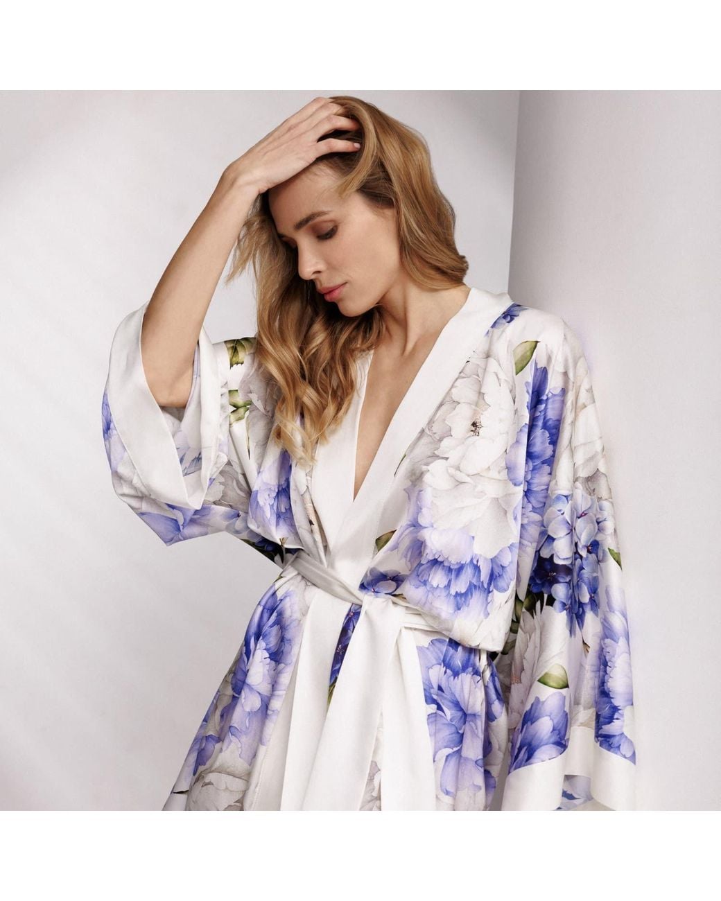 Vimissia Blue Peony Allure Short Silk Kimono Style Robe