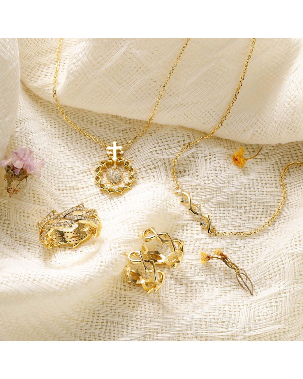 Vanimy Metallic The Sacred Heart Dangle Pendant Necklace