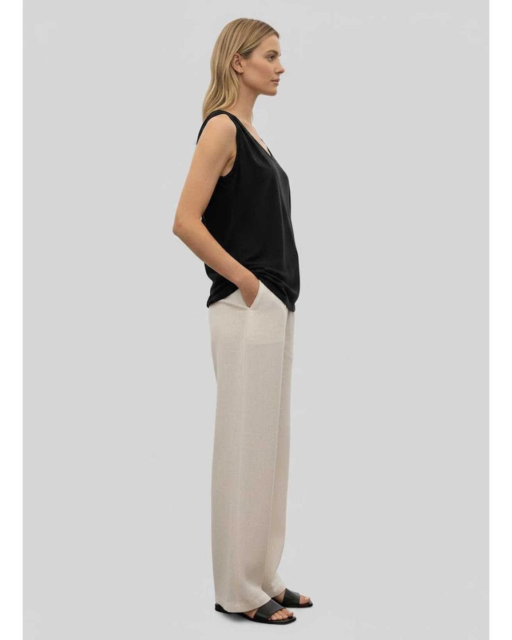Conquista Blue Essential Sleeveless Scoop-Neck Top
