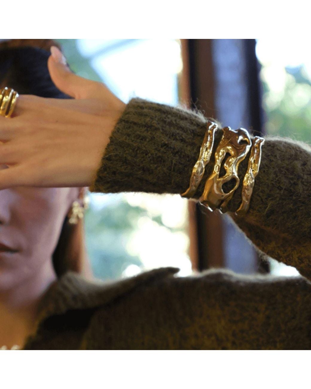 LINYA JEWELLERY Metallic Medusa Amorf Thin Cuff Bracelet
