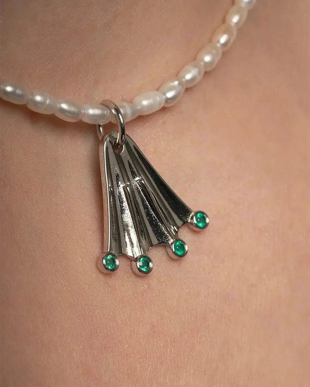Pearl Code Metallic Paw Pendant With Onyx