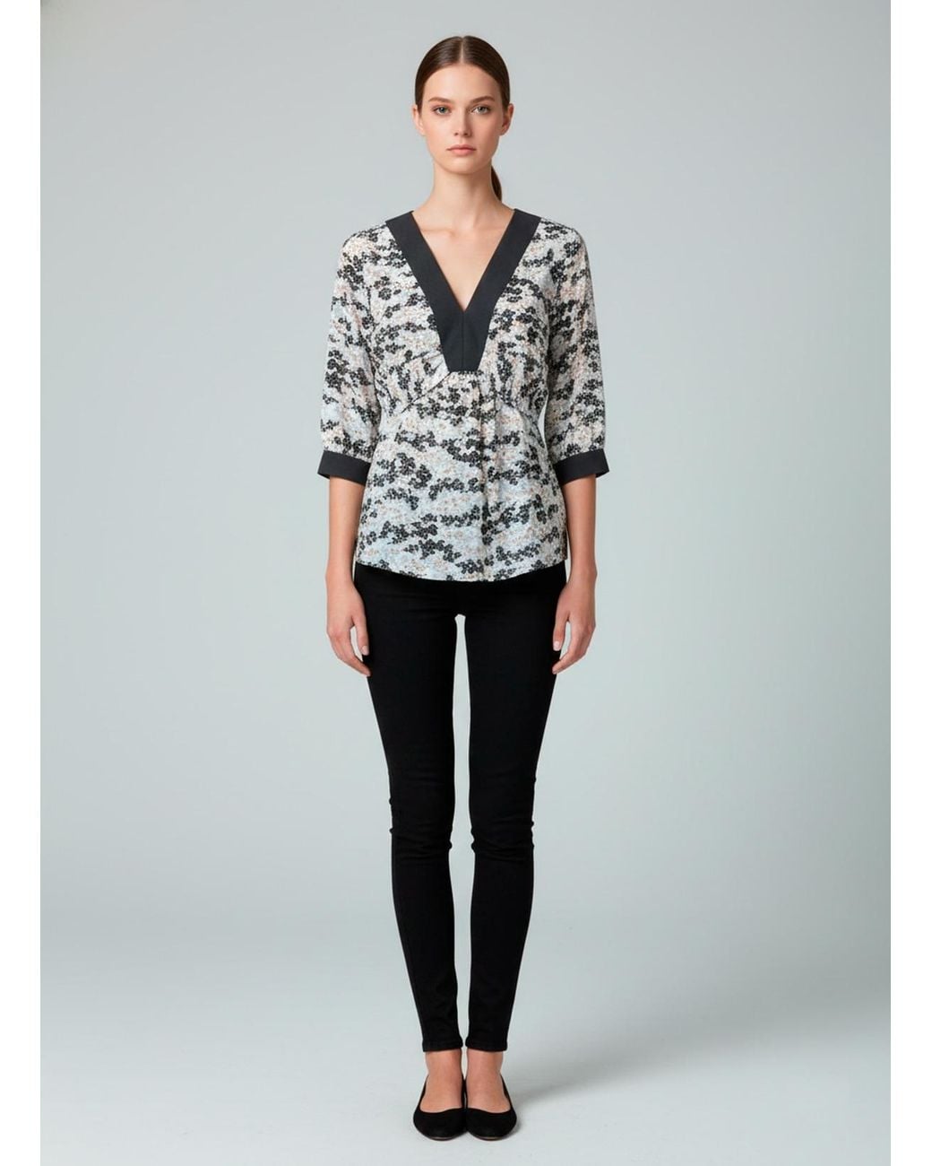 Conquista White Printed V-Neck Top With Contrast Trim & 3/4 Sleeves