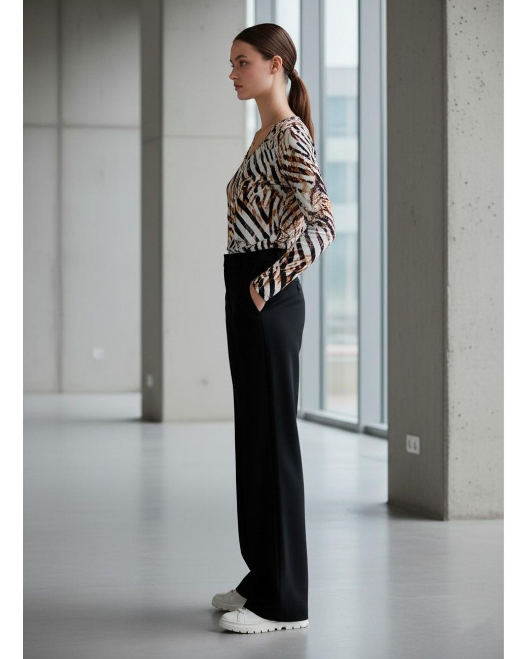 Conquista Black Abstract Zebra-Print Long-Sleeve V-Neck Top