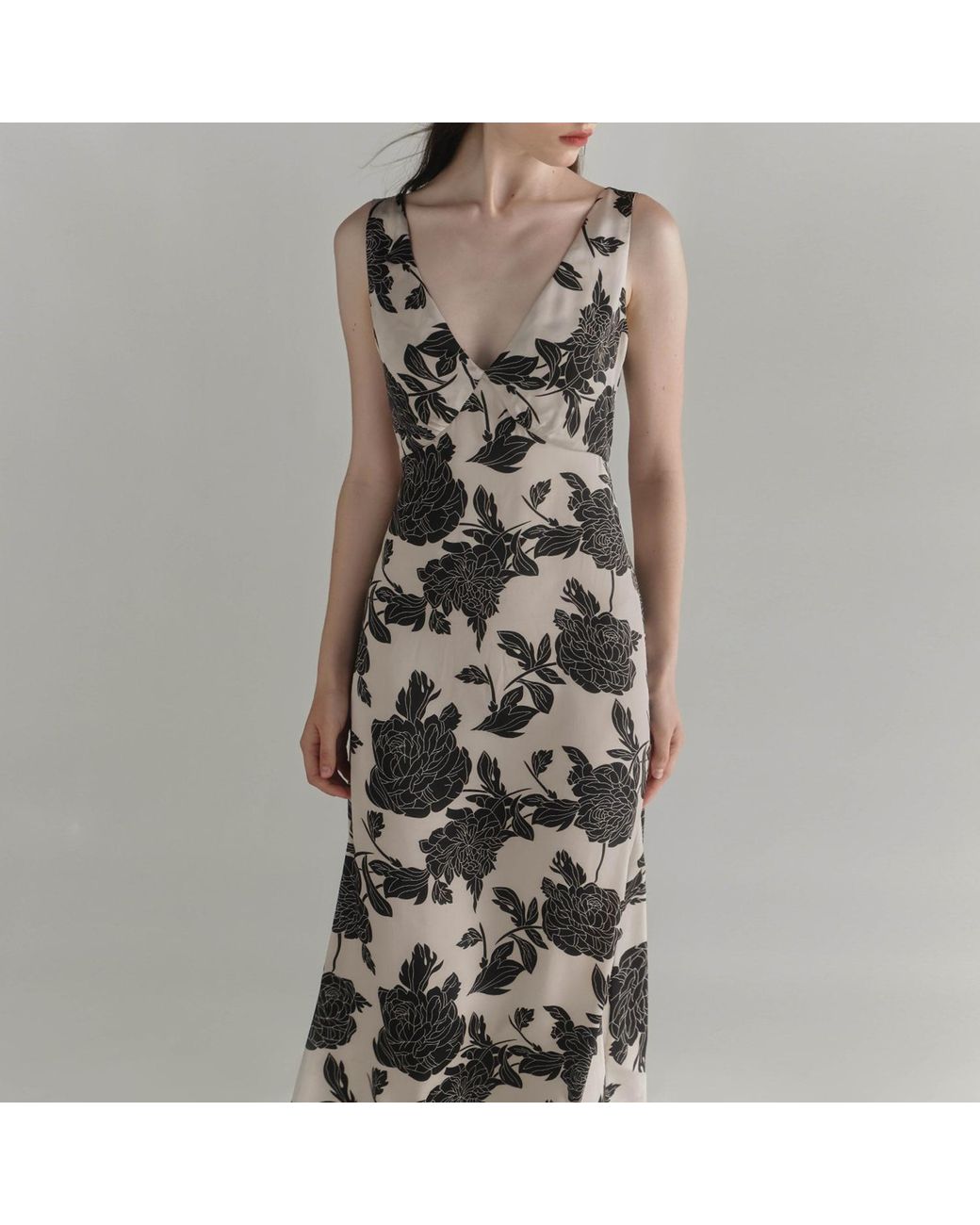 Belsize25 Black Sicily Day & Night – Floral V-Neck Satin Midi Dress With Flowers