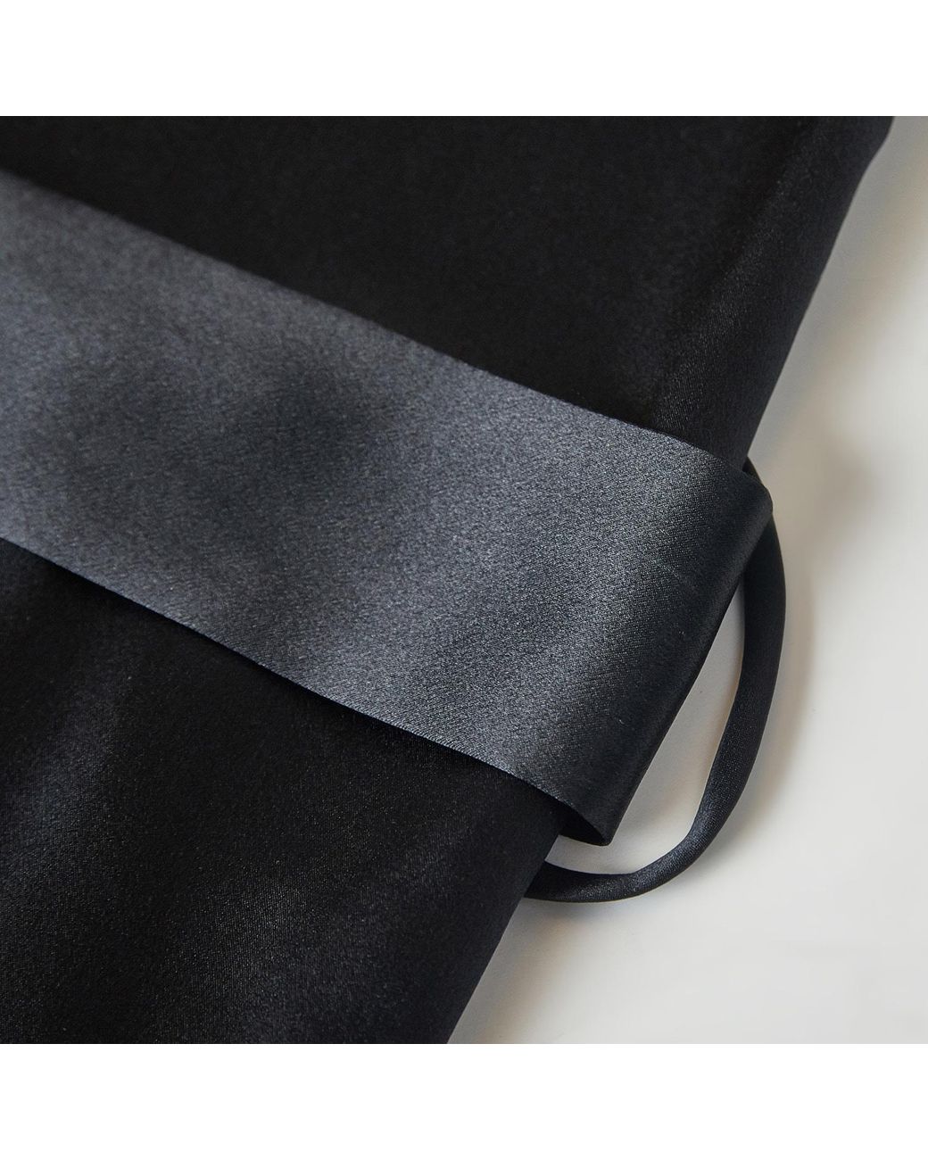 Soft Strokes Silk Black Pasithea