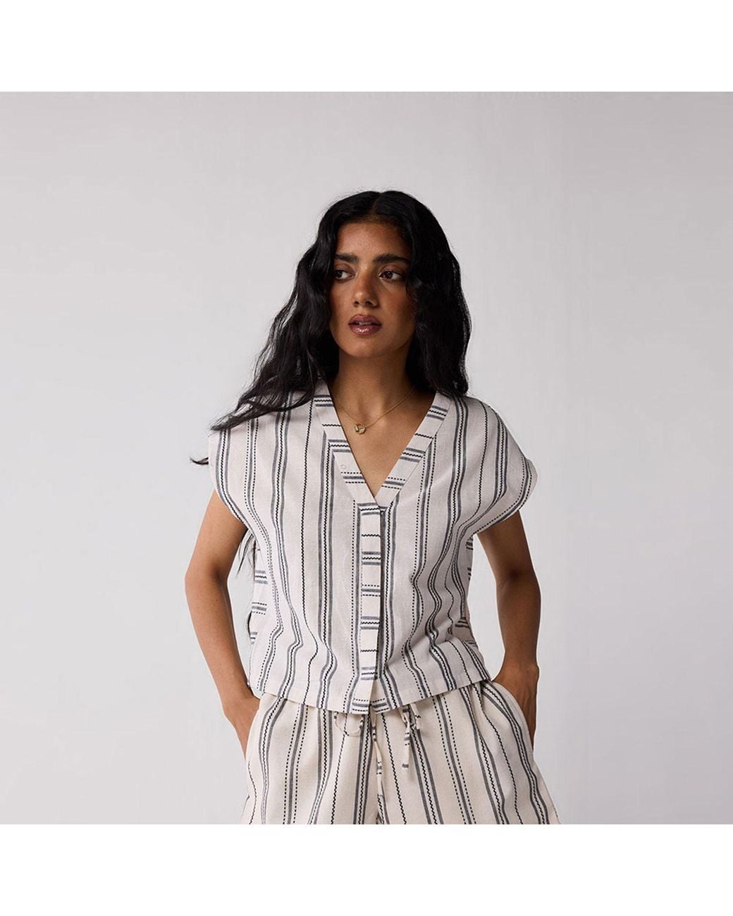 REISTOR White Relaxed V-Neck Top