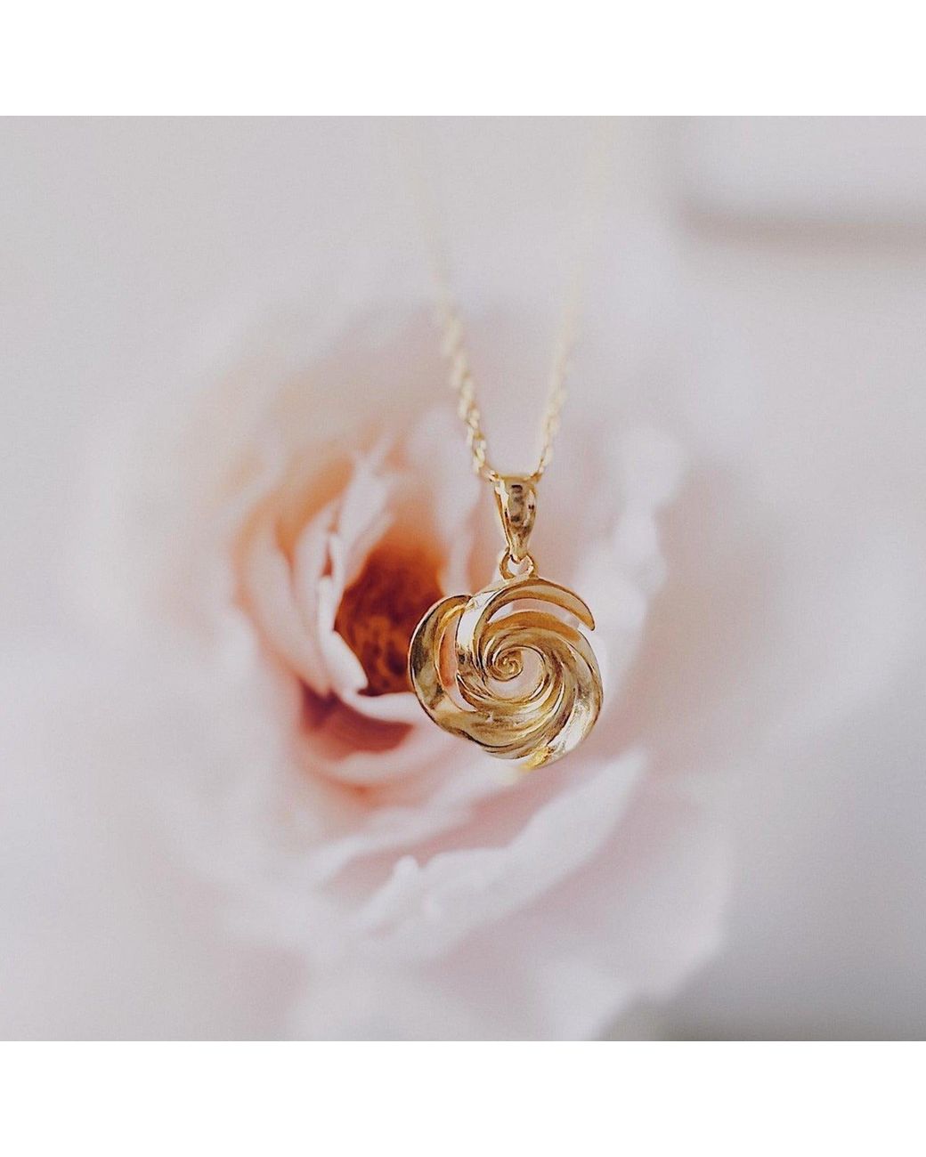 Ormiro Metallic Endless Rose Necklace