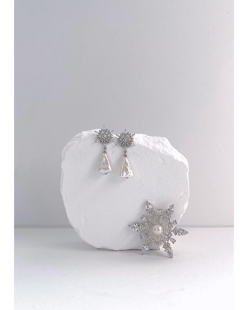 Ninemoo White Fleur De Givre Pearl Drop Earrings