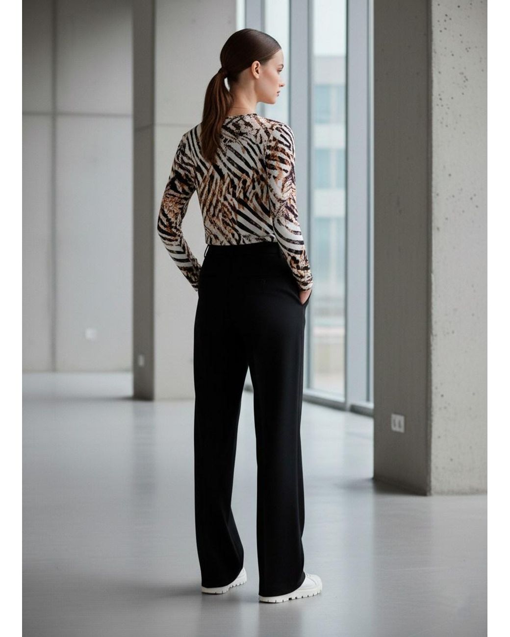 Conquista Black Abstract Zebra-Print Long-Sleeve V-Neck Top