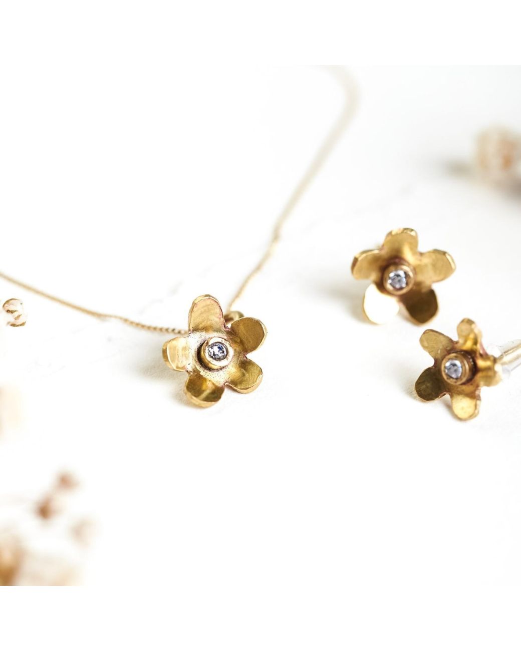 Lily Flo Jewellery Metallic Daisy 9K Solid And Lab Grown Diamond Stud Necklace