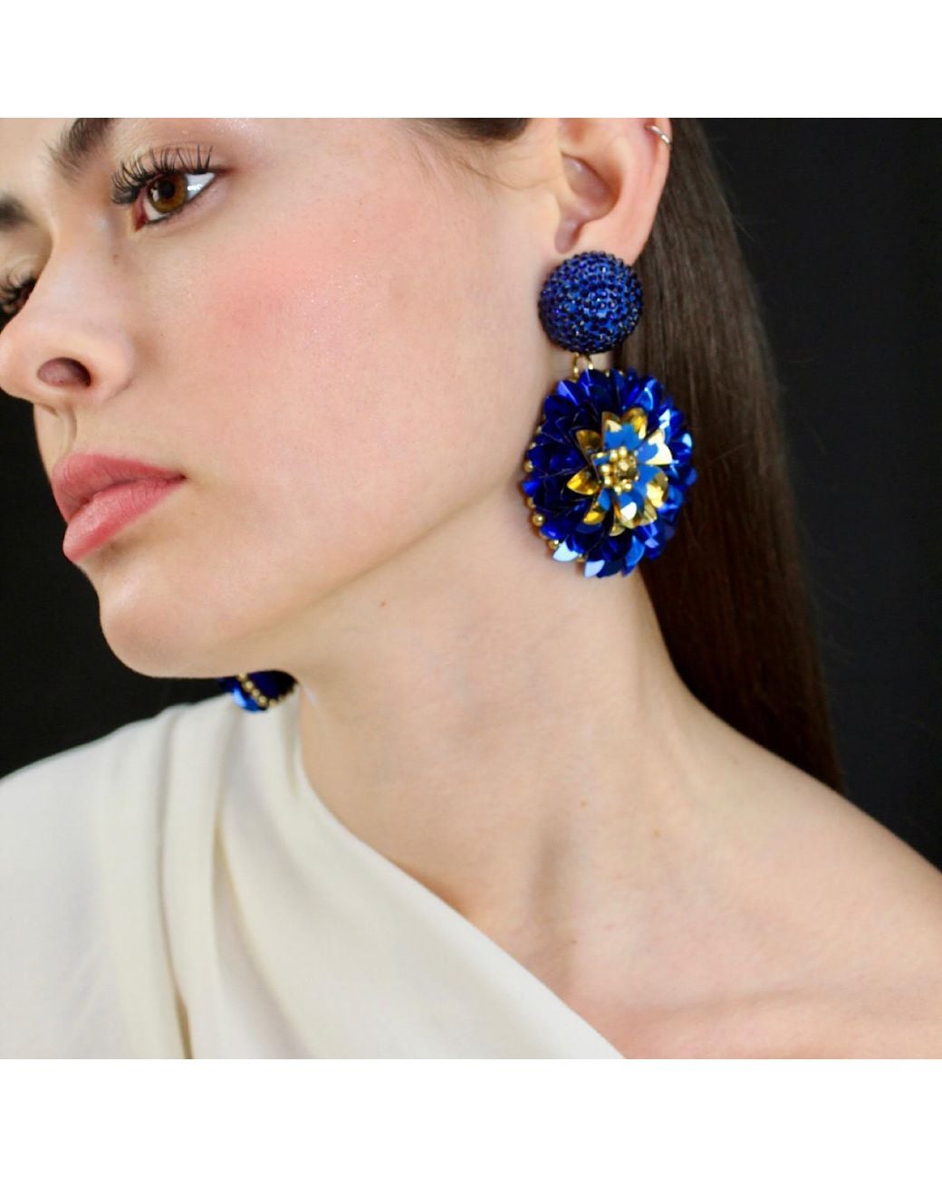 PINAR OZEVLAT Blue Sapphire Dahlias