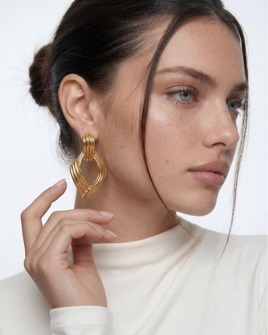 Elk & Bloom Metallic Large Thick 14K Ribbed Drop Hoop Studs