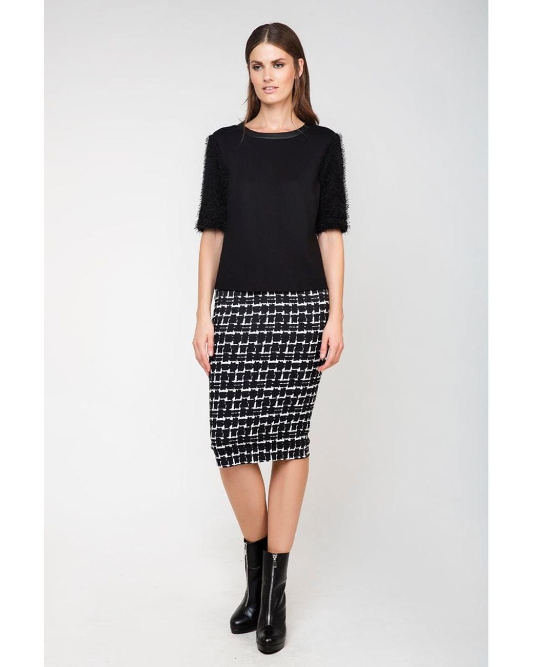 Conquista Black High-Waisted Midi Pencil Skirt