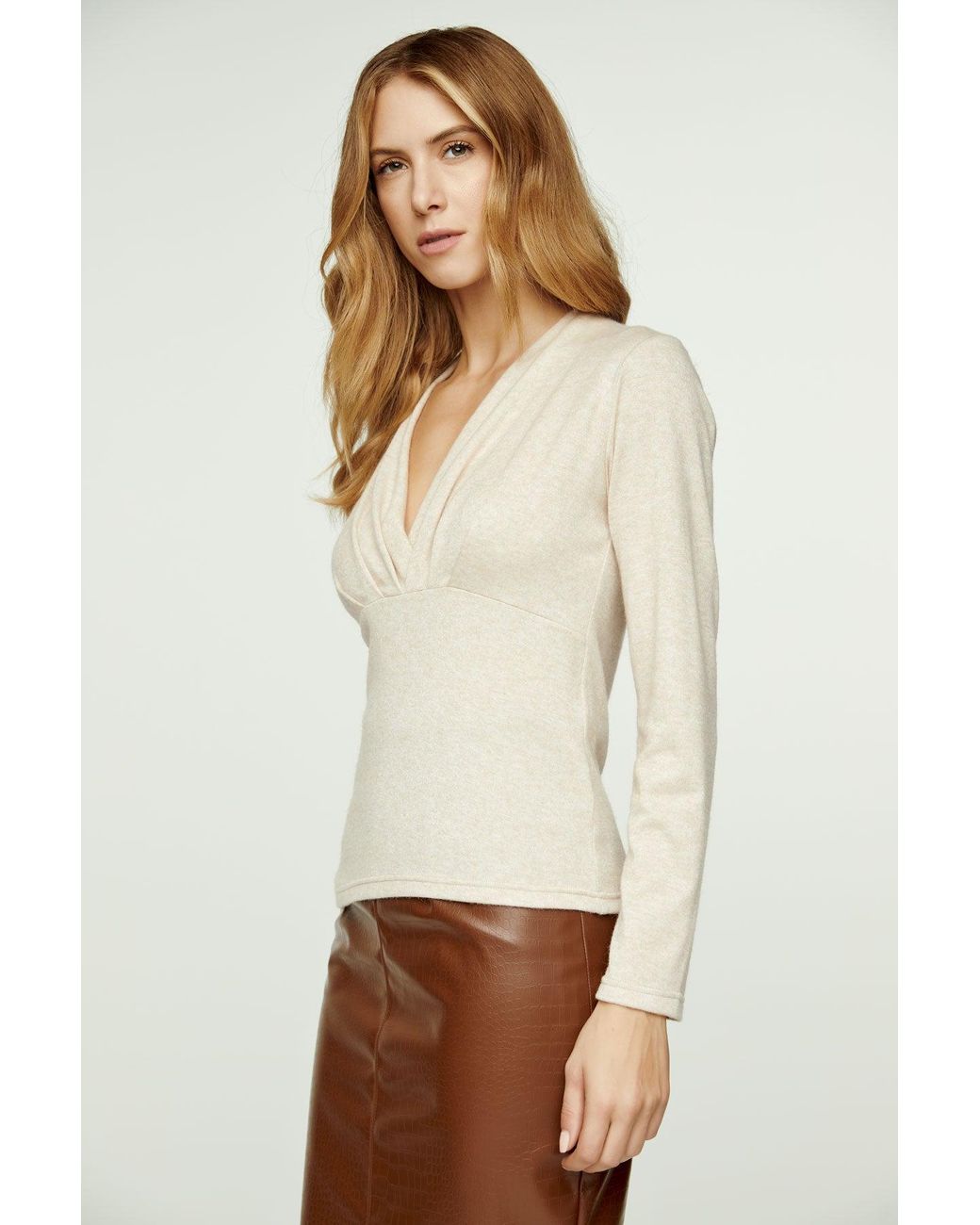 Conquista Natural Melange V Neck Knit Top
