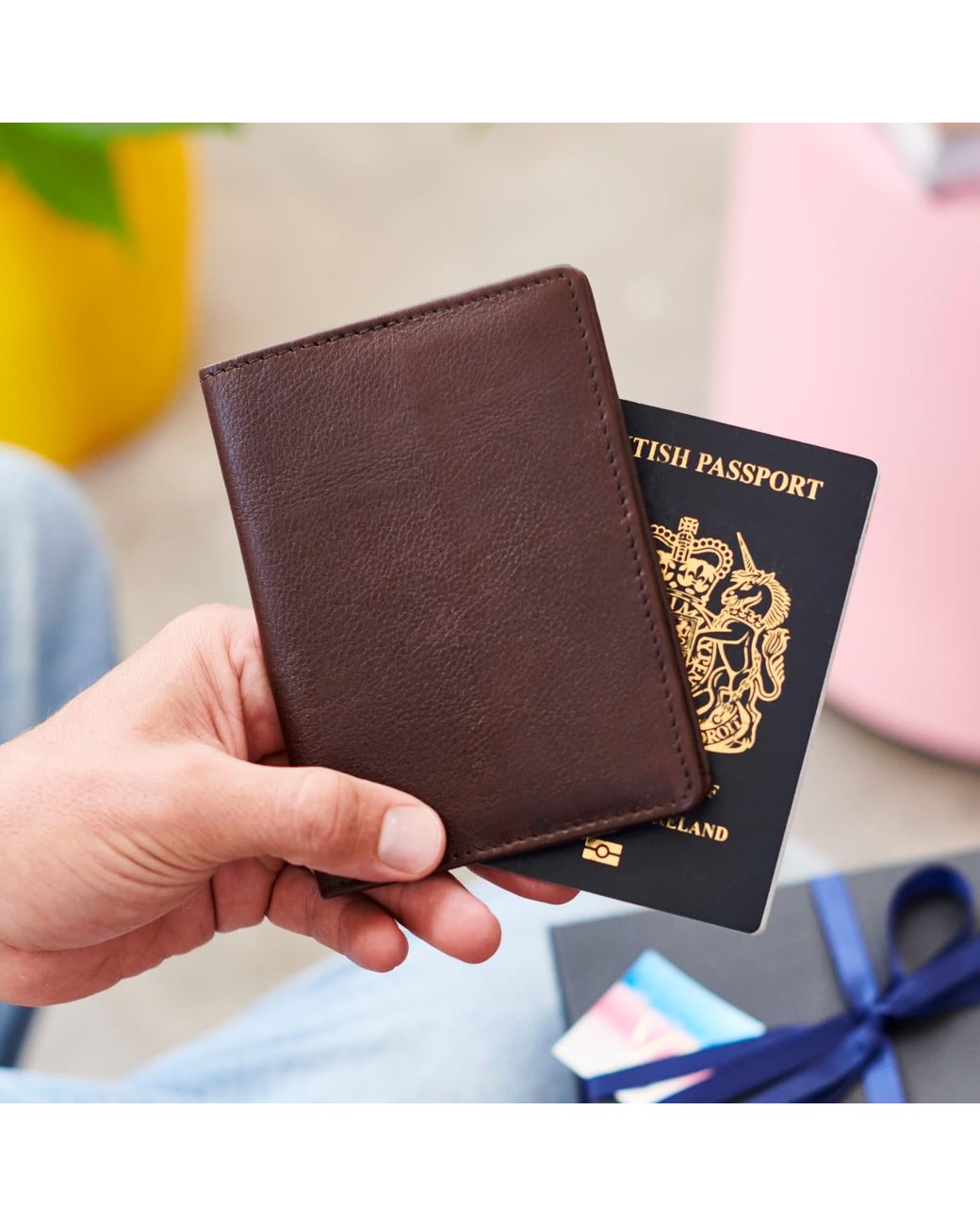 VIDA VIDA Brown Luxury Leather Passport Travel Wallet With Zip Section for men