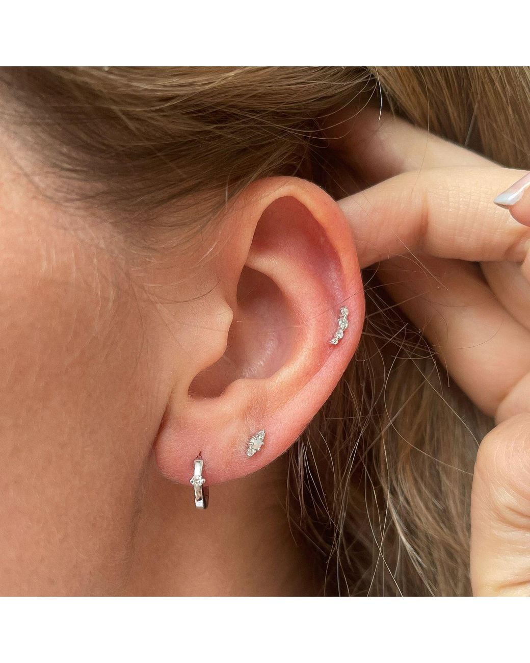 Zohreh White Graduated Diamond Curve Flat Back Earring 14K