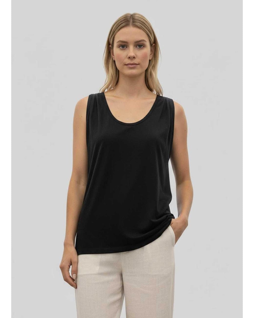Conquista Blue Essential Sleeveless Scoop-Neck Top