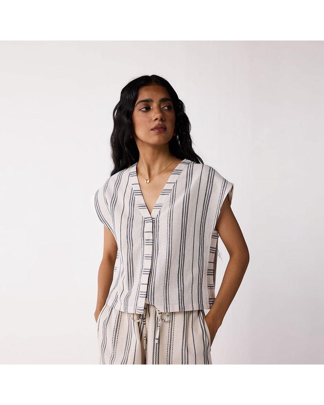 REISTOR White Relaxed V-Neck Top