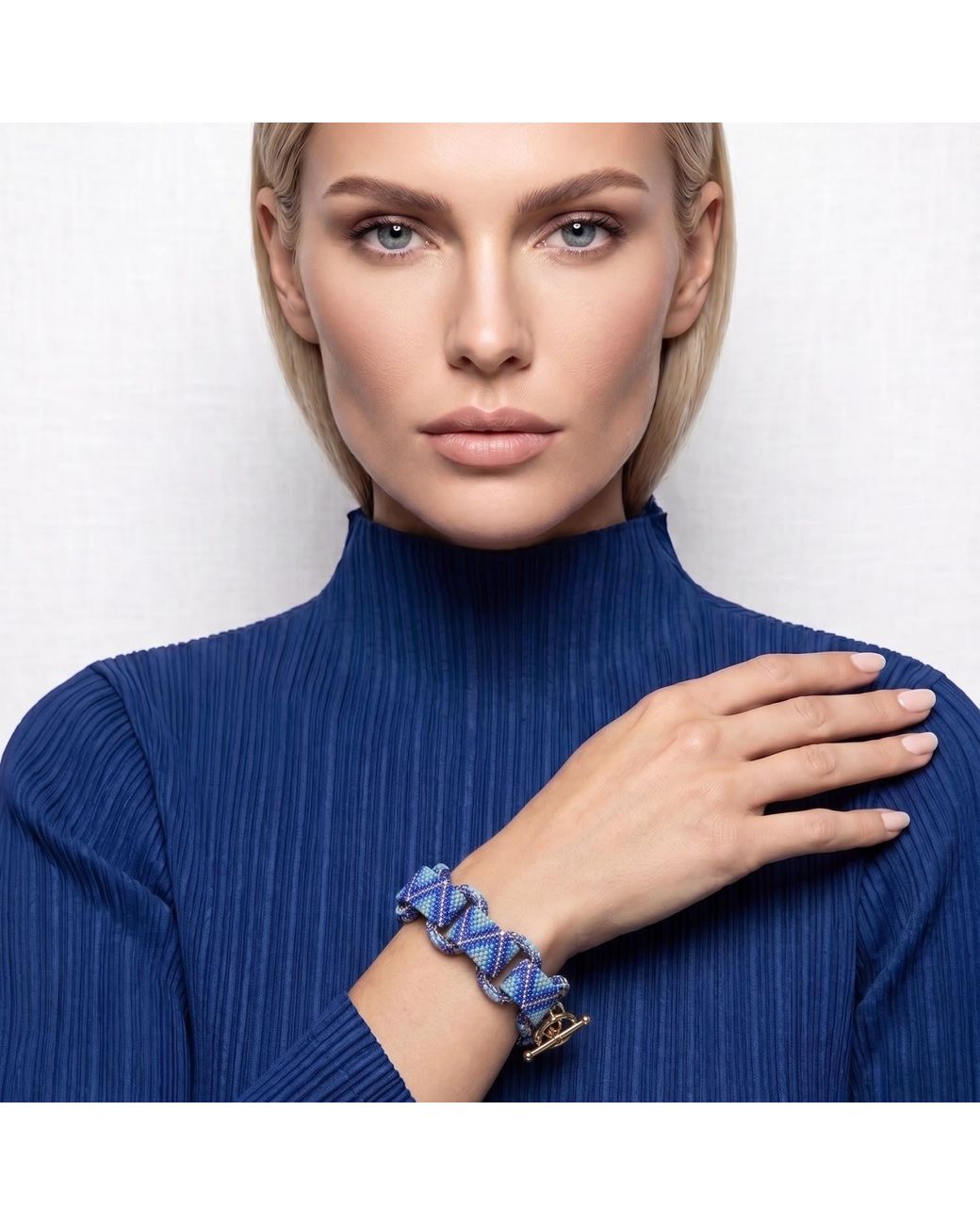 Iliana Arrazola Blue Bold Chunky Link Bracelet, Glass Beads, Beaded Jewelry