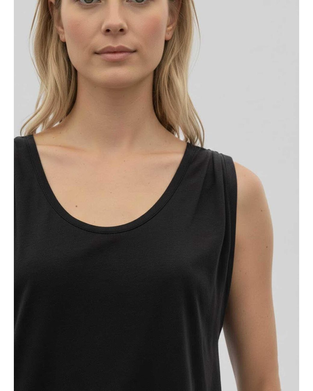 Conquista Blue Essential Sleeveless Scoop-Neck Top