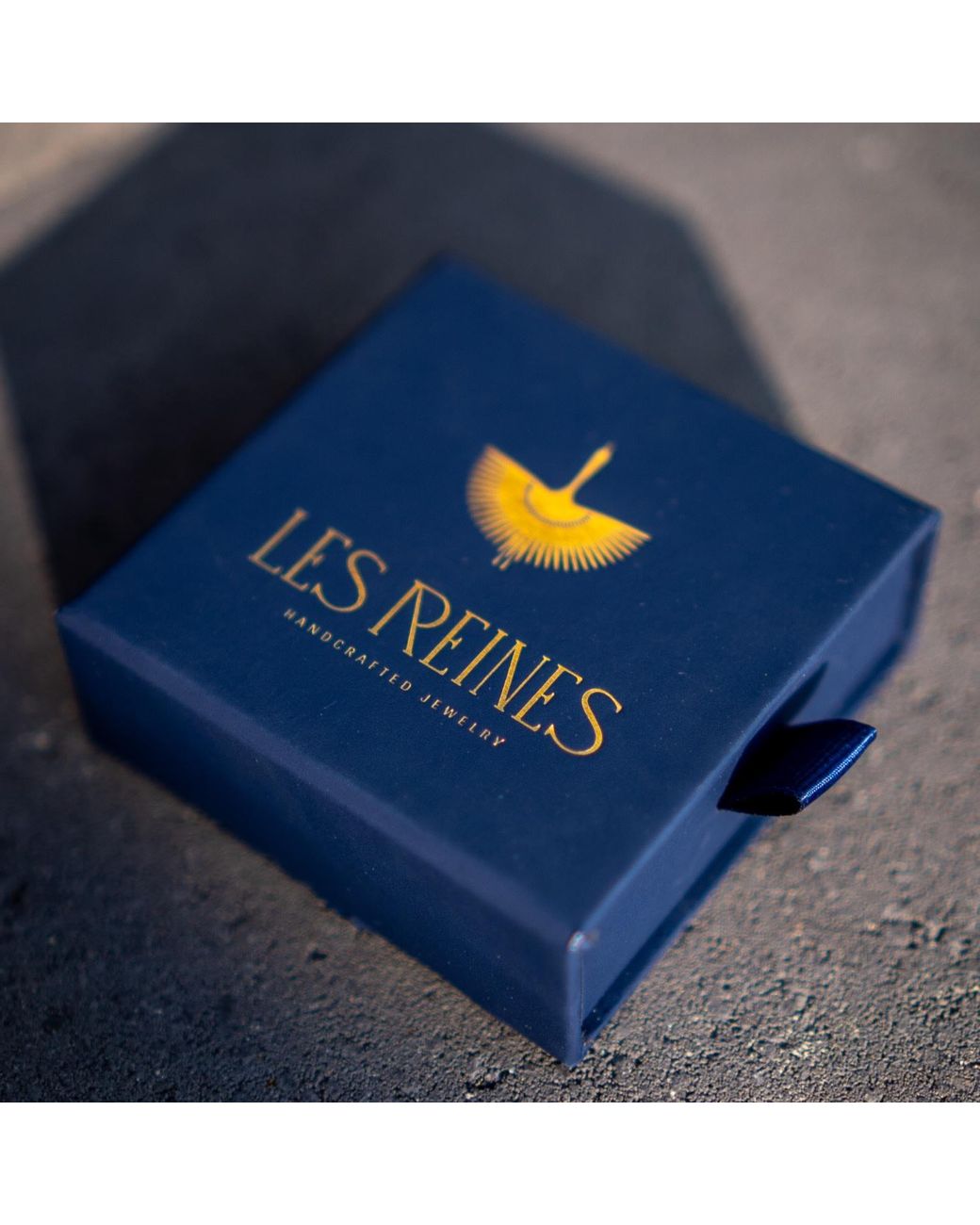Les Reines Metallic Archaic