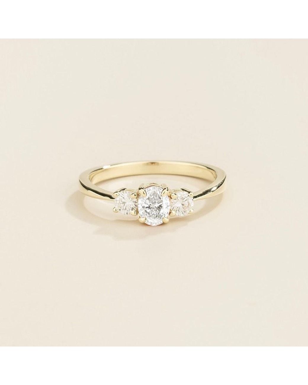 Juvetti Metallic Boble Diamond Oval Three-Stone Ring