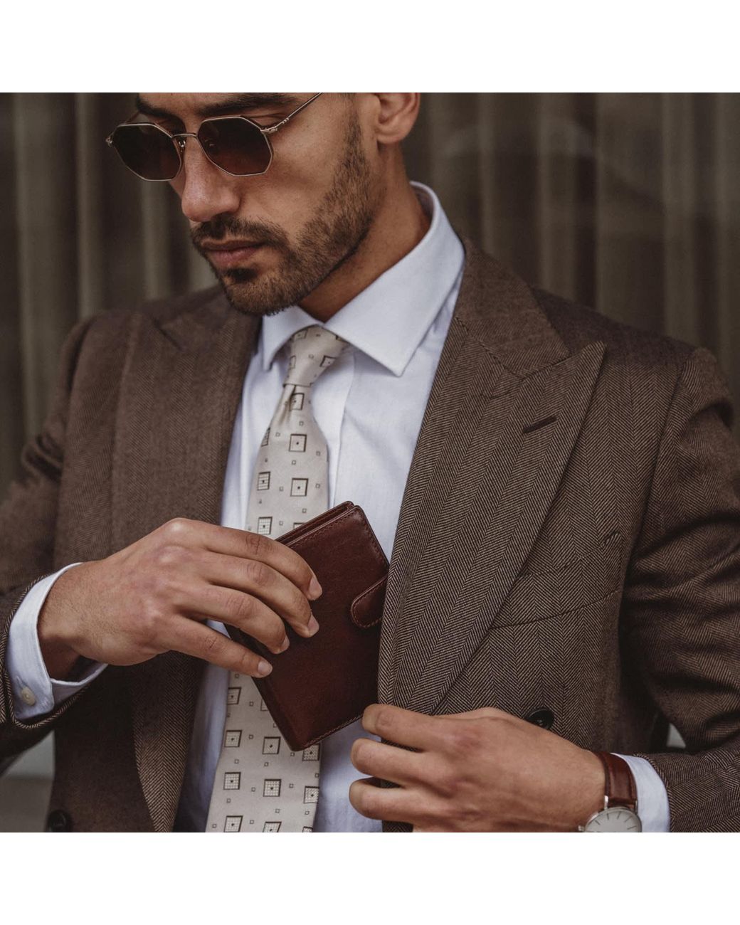 Time Resistance Brown Leather Bifold Wallet With A Snap Closure for men