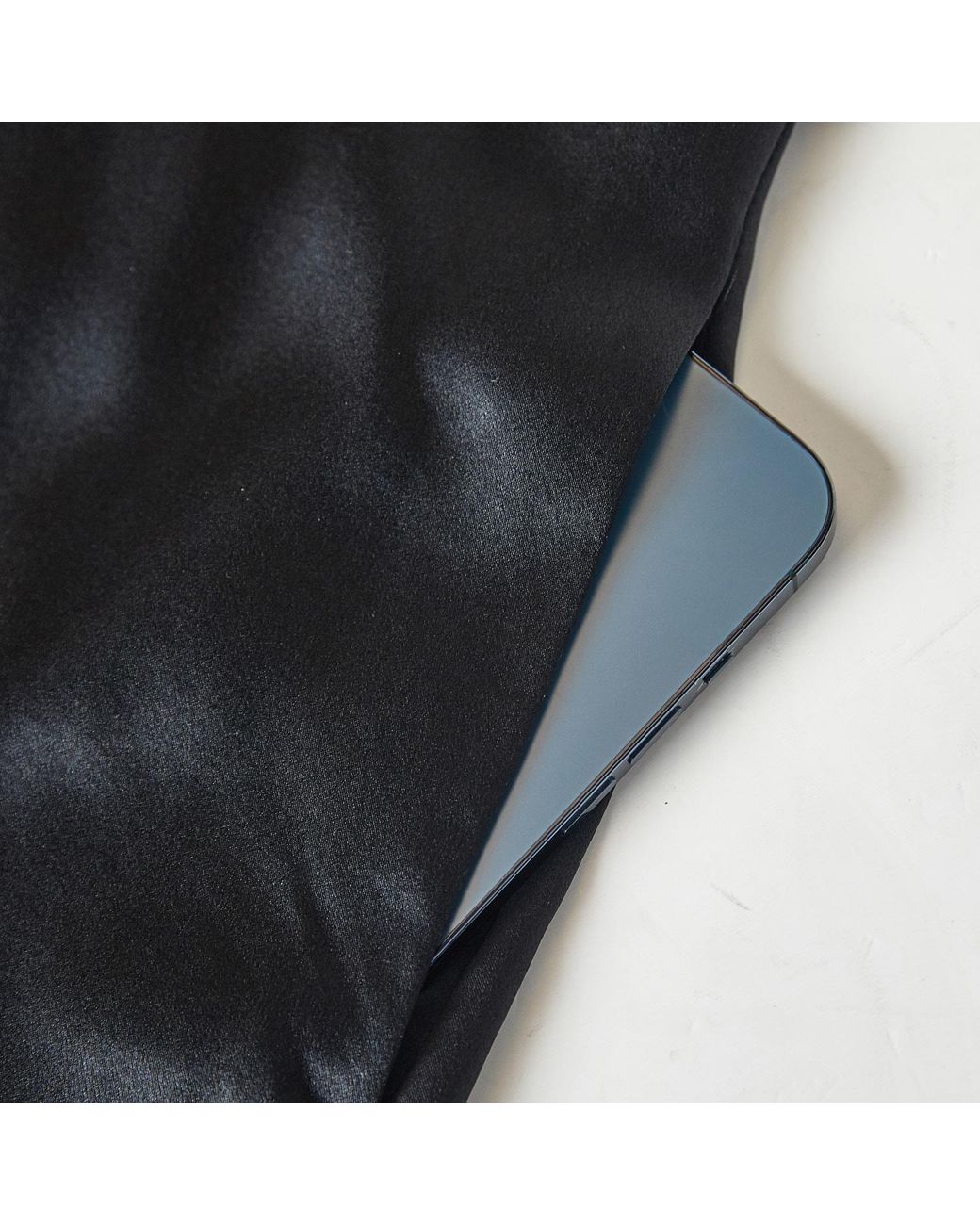 Soft Strokes Silk Black Pasithea