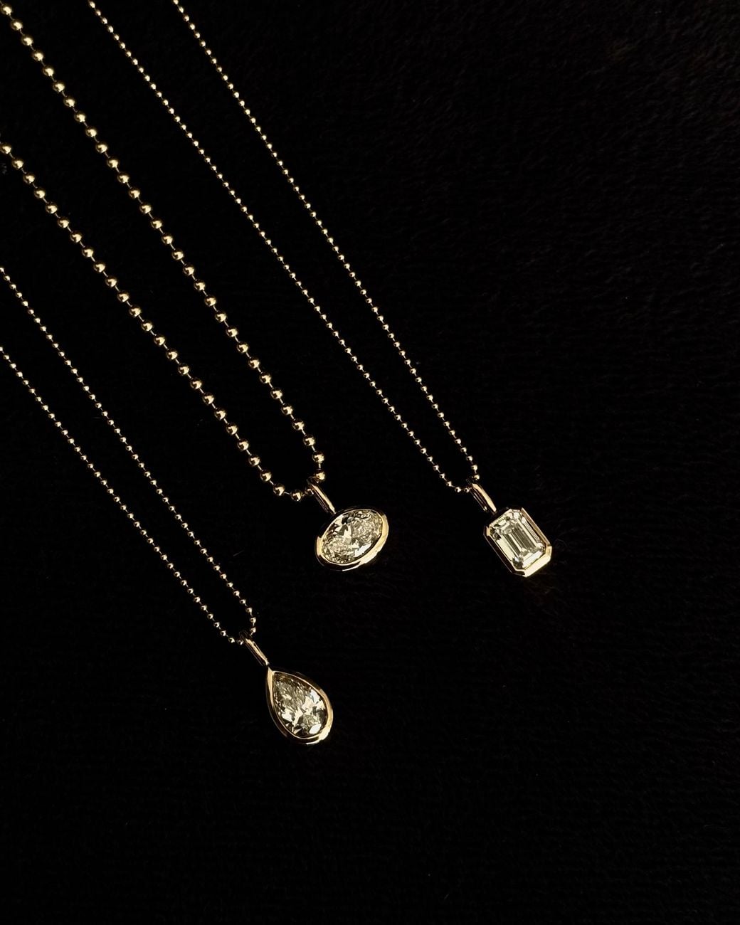 Öugie Metallic The Oval Diamond Bezel Pendant