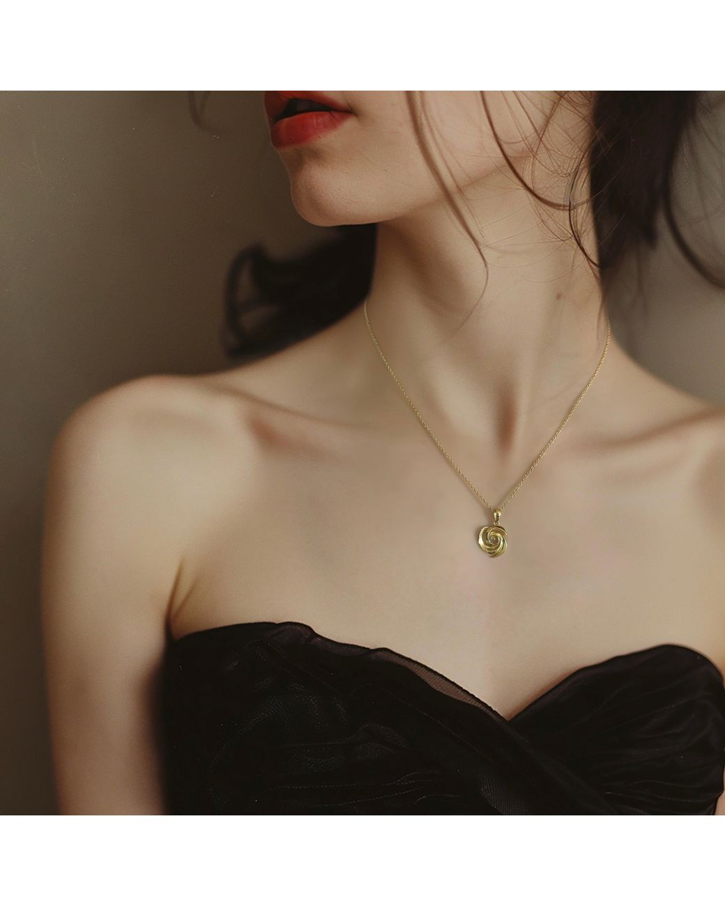 Ormiro Metallic Endless Rose Necklace