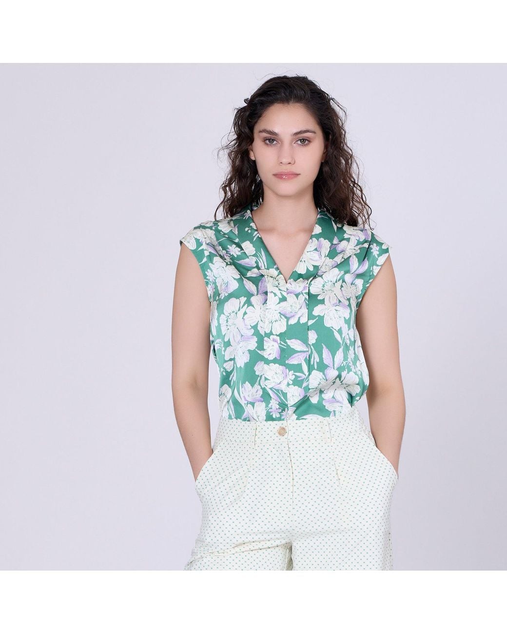 Smart and Joy Green Sleeveless Blouse With Wide Flat Collar And Macro Flower Print