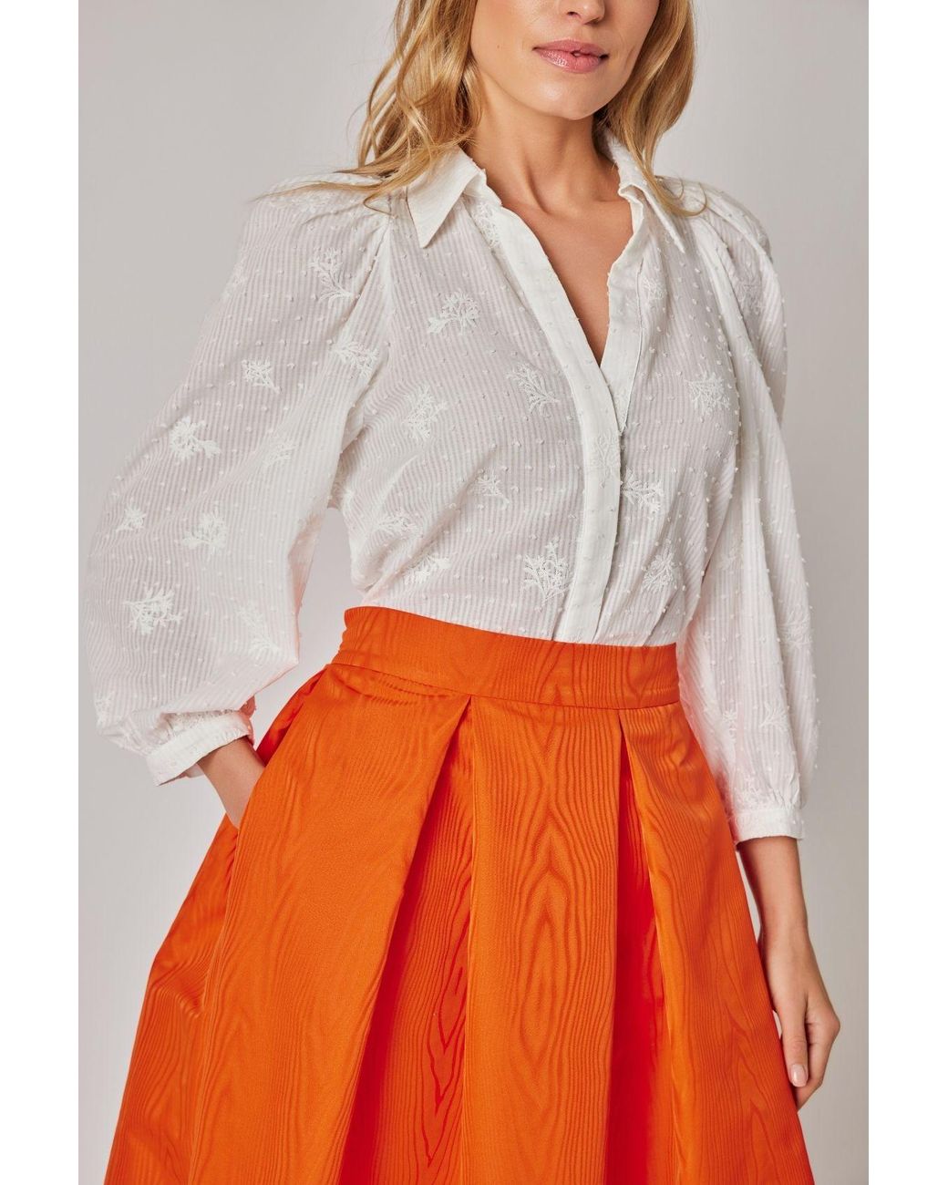 Marianna Déri White Blouse With Floral Embroidery