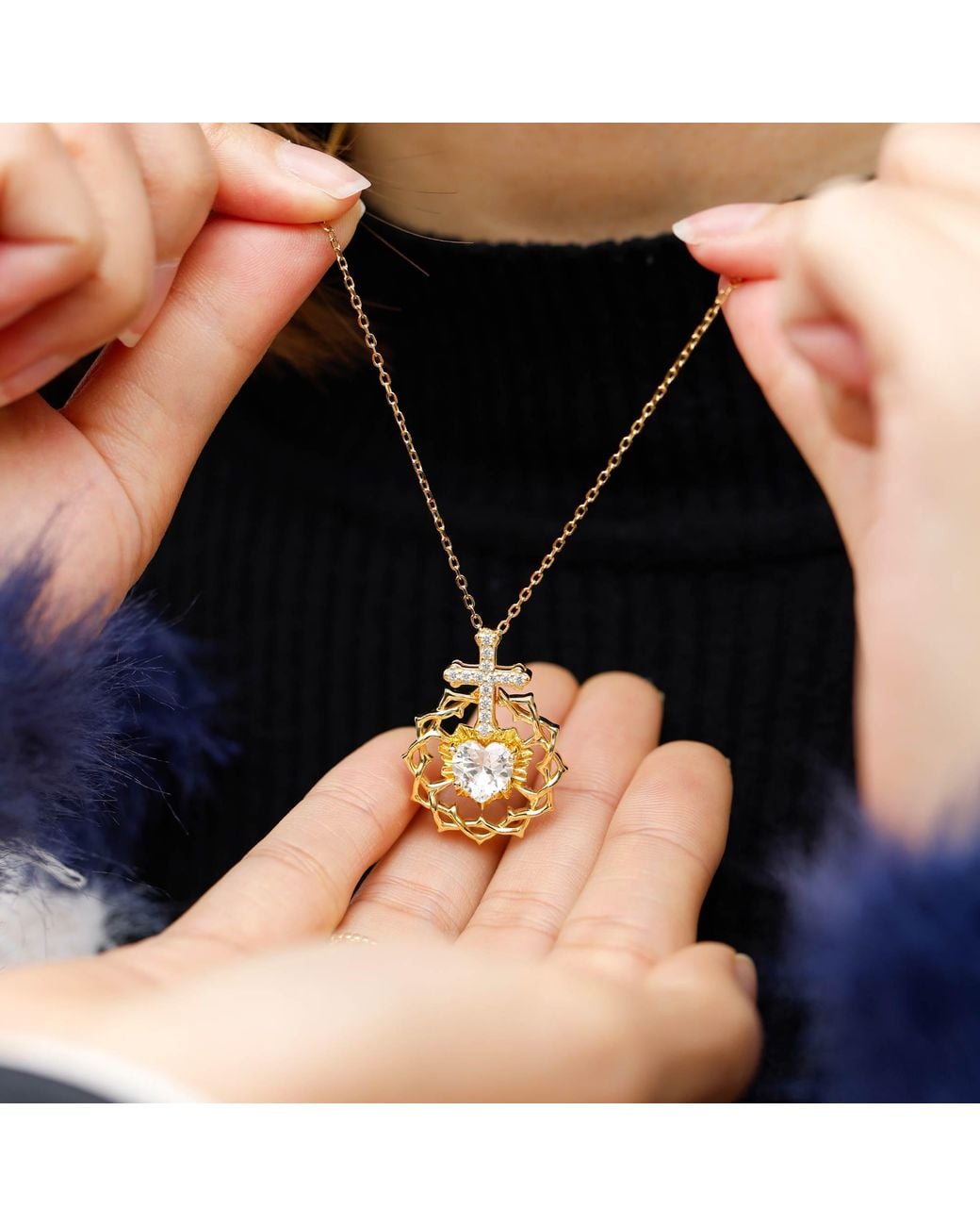 Vanimy Metallic The Sacred Heart Pendant Necklace