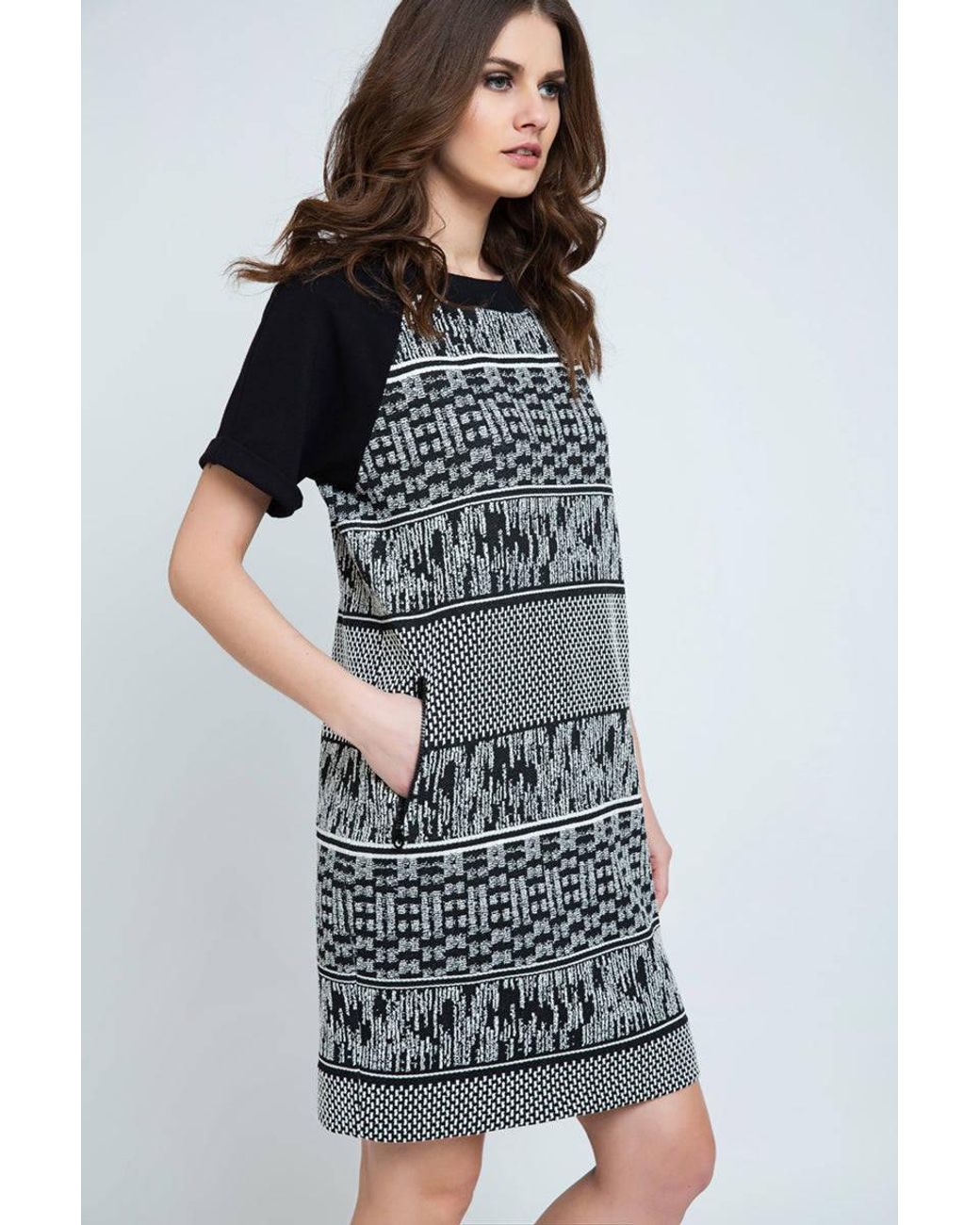 Conquista Black Short Sleeve Straight Dress