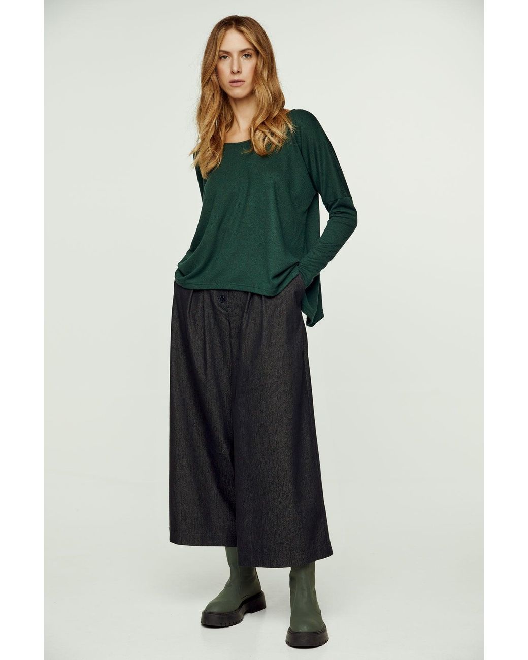 Conquista Green Knit Handkerchief Hem Top