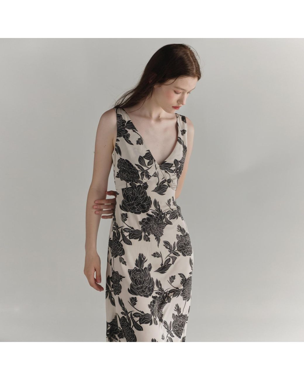 Belsize25 Black Sicily Day & Night – Floral V-Neck Satin Midi Dress With Flowers