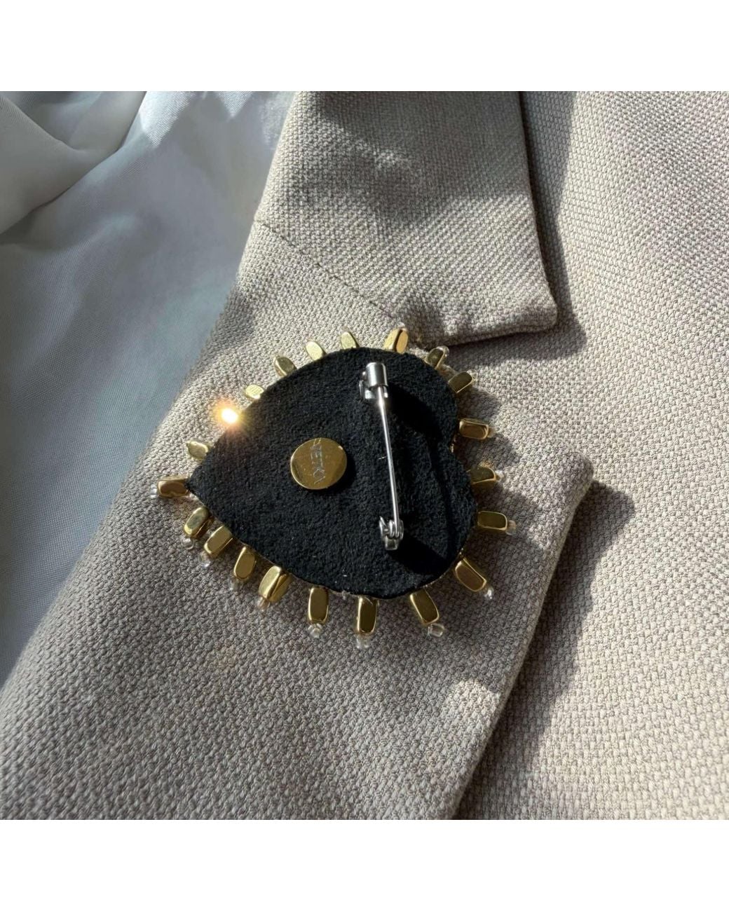 VETKA Black Heart Statement Brooch – Golden Radiance